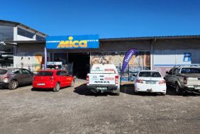 BFS00054_60_Store_front_outside.jpg