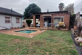 Home with Income-Generating Flats in Elspark