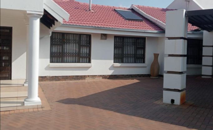 4 Bedroom House for Sale in Sunward Park