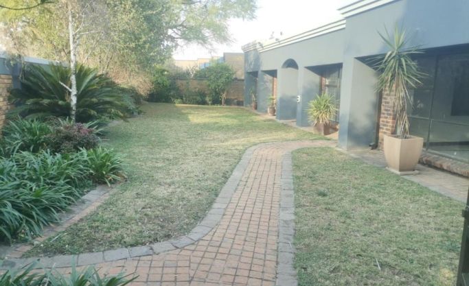 4 Bedroom House for Sale in Sunward Park