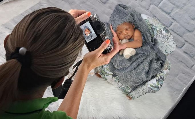 A mobile photographic studio specialising in in-home photoshoots for parents and their babies
