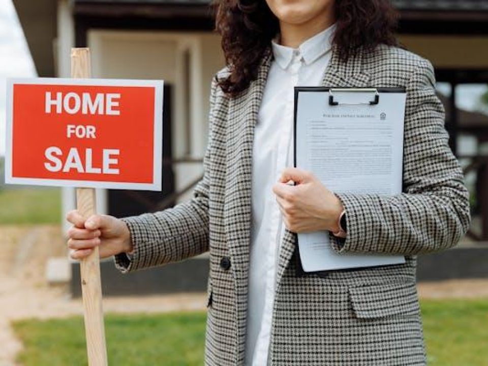 ESTATE AGENCY in popular Garden Route town, trading very successfully long established.  