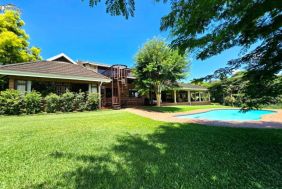 Luxurious Guest House and Immaculate Home in a Serene Setting.