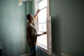 38117_43397_bfs_09_installer_fitting_shutter.jpg